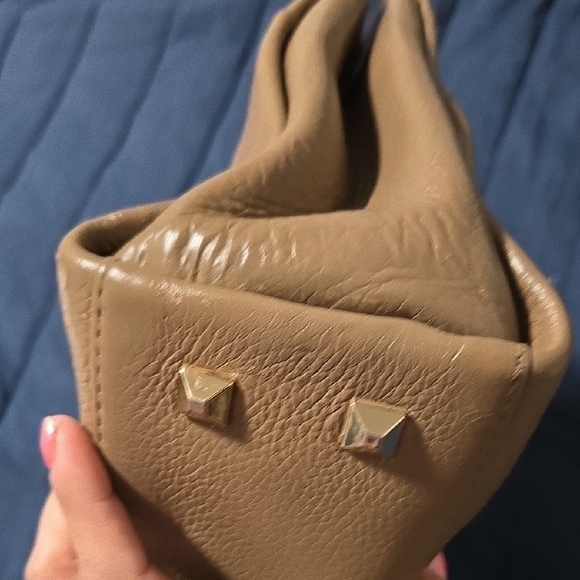 Kate Spade Tan Leather Shoulder Bag with Gold Accents - Picture 12 of 12